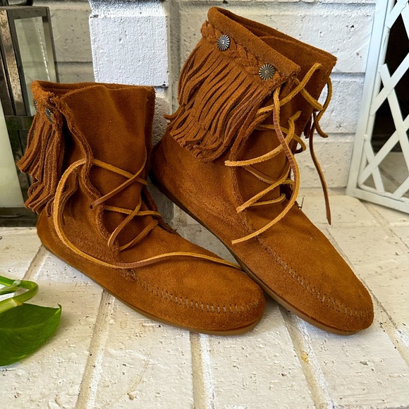 NEVER WORN MINNETONKA 622 MOCCASINS - Picture 1 of 4